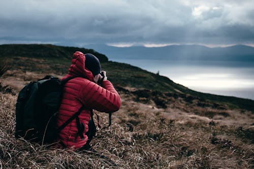 Personne En Sweat à Capuche Rouge Prenant Une Photo De Wilderness