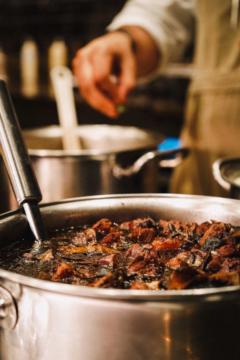 Carne cucinata al momento in pentola