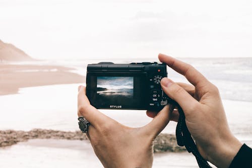 Bas çek Kamerayı Kullanarak Deniz Fotoğrafını çeken Kişi