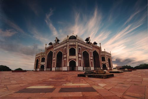 Mezquita Marrón Y Negra Bajo Cielo Nublado Blanco Y Azul