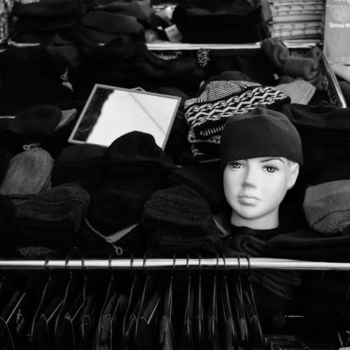 Darmowe zdjęcie z galerii z czapki, czarno-biały, lusterko