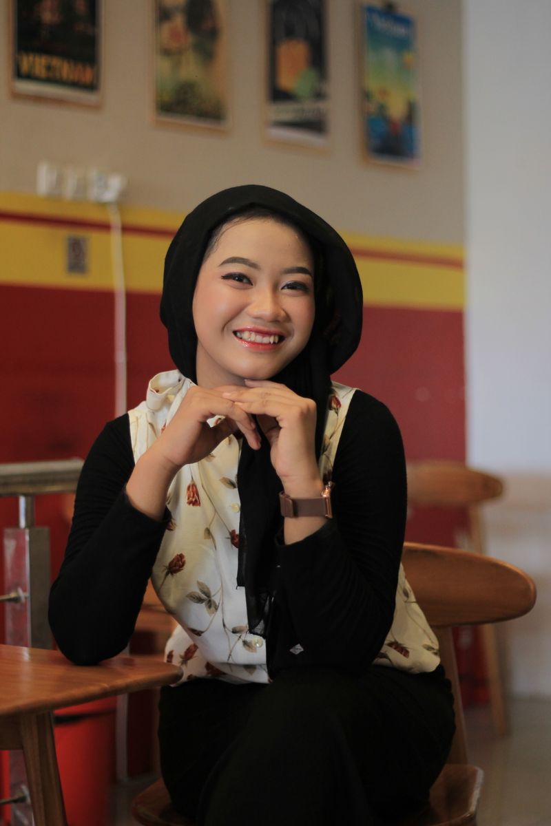 Admin berhijab siap membantu peserta Brighten English