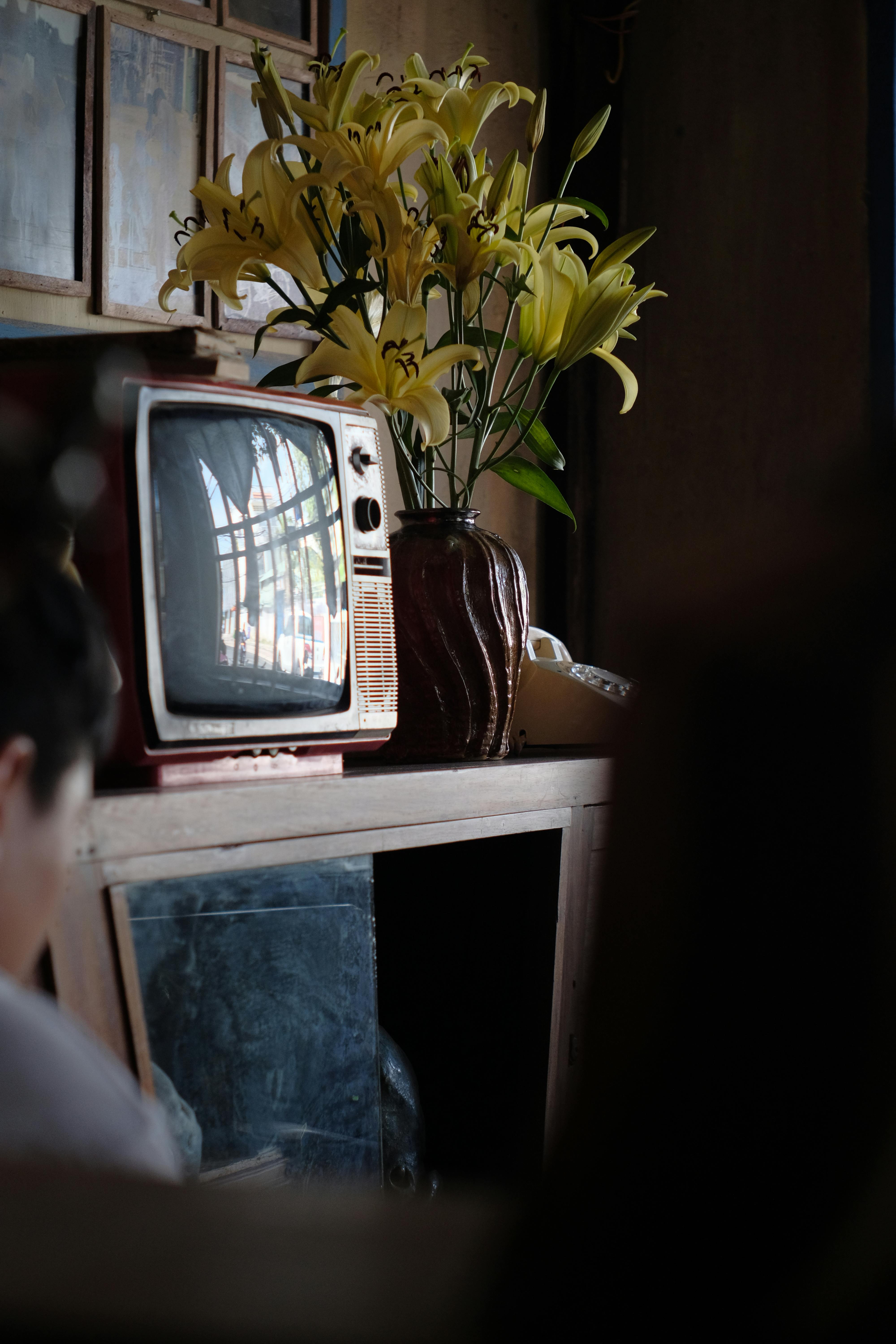 Old TV in Retro Room Interior · Free Stock Photo
