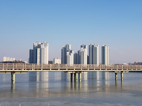 Foto d'estoc gratuïta de arquitectura moderna, blocs de pisos, cel blau