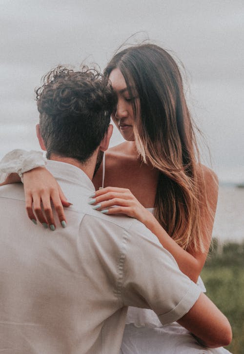 Foto profissional grátis de abraçando, cabelo comprido, casal