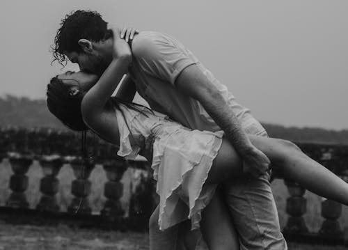 Fotos de stock gratuitas de besando, blanco y negro, escala de grises