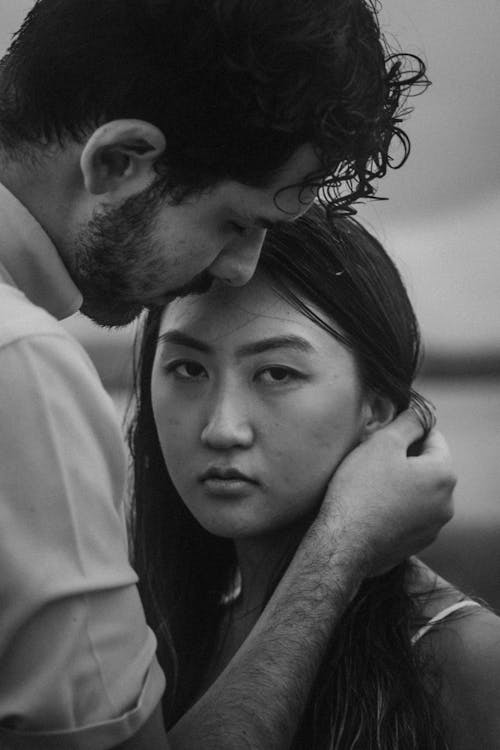 Fotos de stock gratuitas de abrazando, asiática, blanco y negro