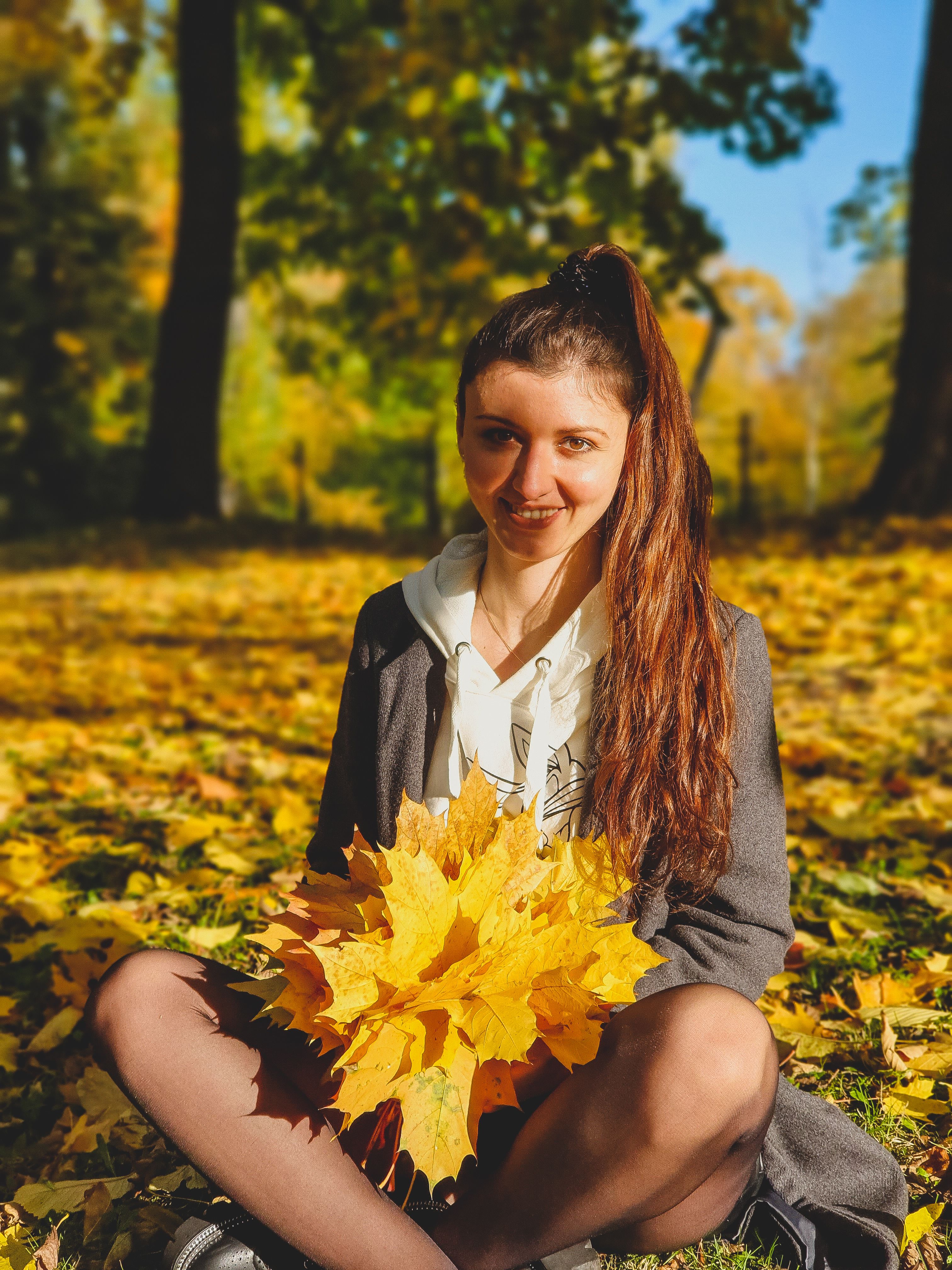 Smiling Woman Sitting on the Ground · Free Stock Photo