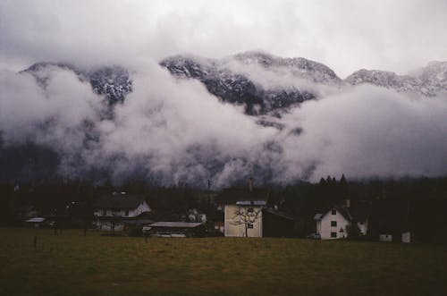 Fotobanka s bezplatnými fotkami na tému hmla, horská dedina, hory