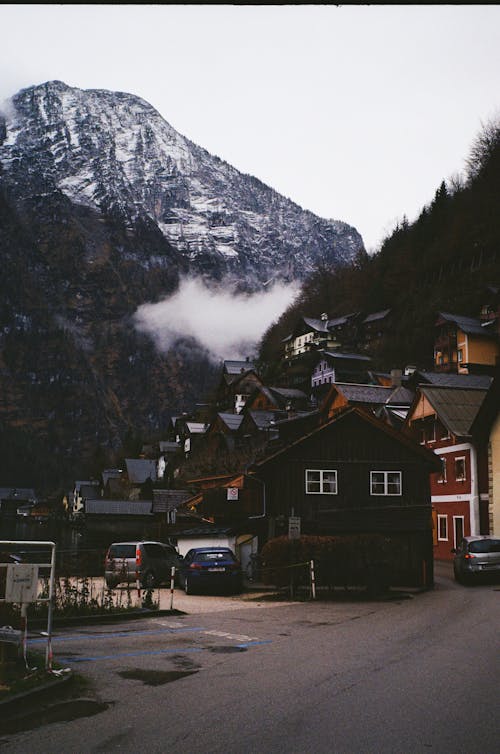 Бесплатное стоковое фото с вертикальный выстрел, горы, здания
