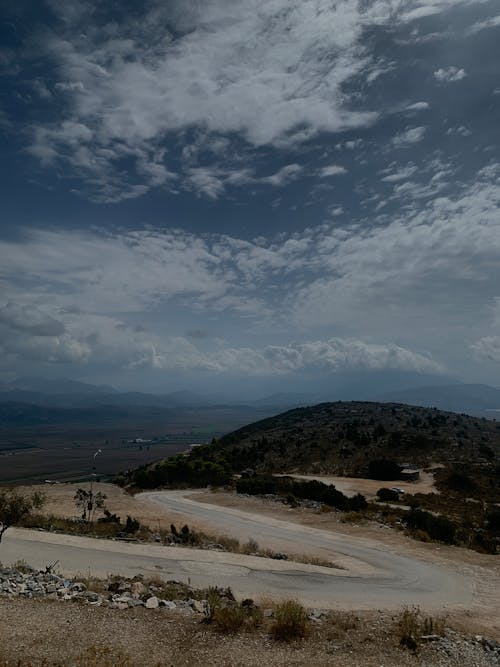 Foto stok gratis awan, bukit, jalan