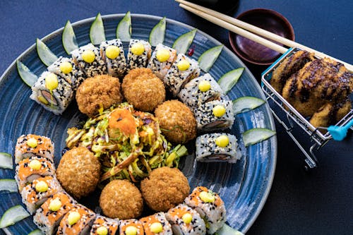 Darmowe zdjęcie z galerii z bułeczki sushi, foodporn, fotografia kulinarna