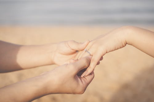 Základová fotografie zdarma na téma detail, diamantový prsten, držení ruky