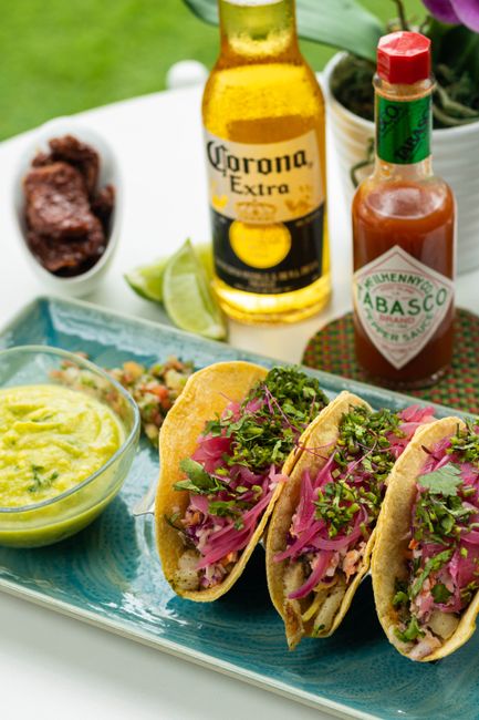 Fotomural Deliciosos tacos mexicanos con guacamole, lima y cerveza, perfectos para una comida festiva.