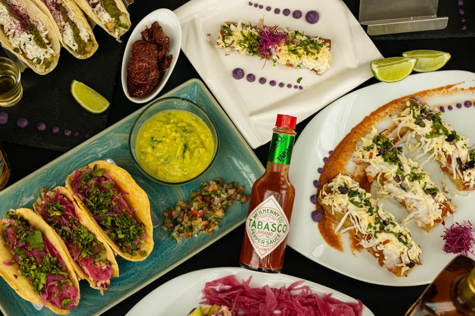 Fotomural Colorido surtido de tacos mexicanos con salsa Tabasco que destaca sabores deliciosos.
