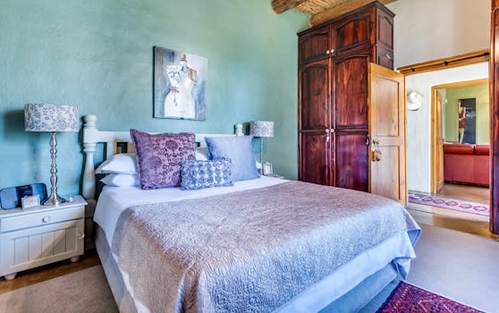 这间卧室装饰精美，配有现代家具和柔和的灯光，非常适合营造宁静的氛围