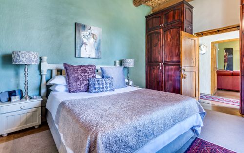 Free Beautifully decorated bedroom with modern furnishings and soft lighting, perfect for a serene atmosphere. Stock Photo