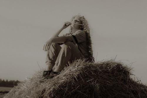 Photos gratuites de cheveux bouclés, échelle des gris, être assis