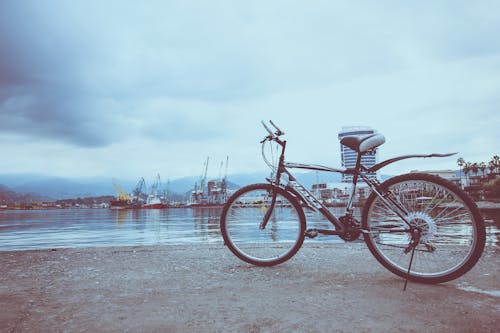 Bicicletta Nera Vicino All'acqua