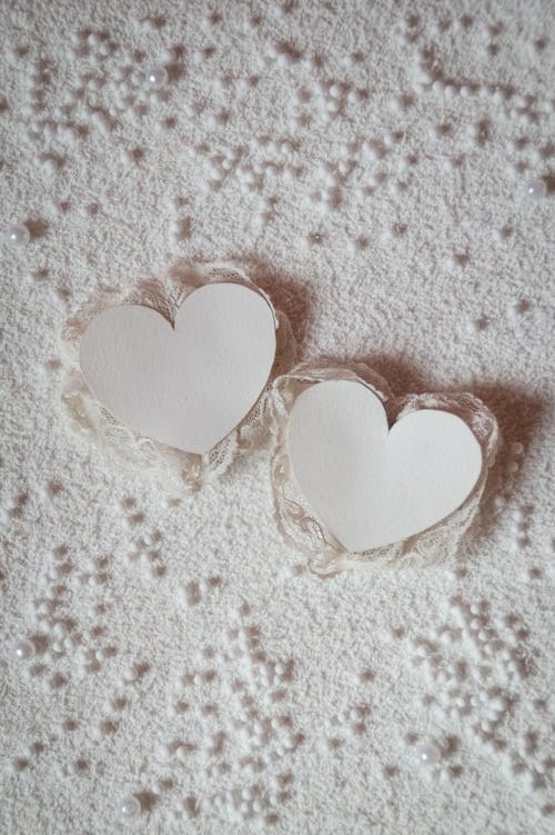 레이스와 흰색 거품 구슬이 있는 두 개의 발렌타인 카드