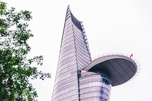 从一个低角度捕捉，一栋采用未来主义玻璃与钢材设计的现代摩天大楼