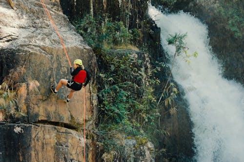 Wanita Rocking Climbing Dekat Air Terjun