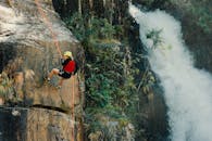 瀑布旁的户外攀岩令人兴奋，展现了冒险与自然的结合