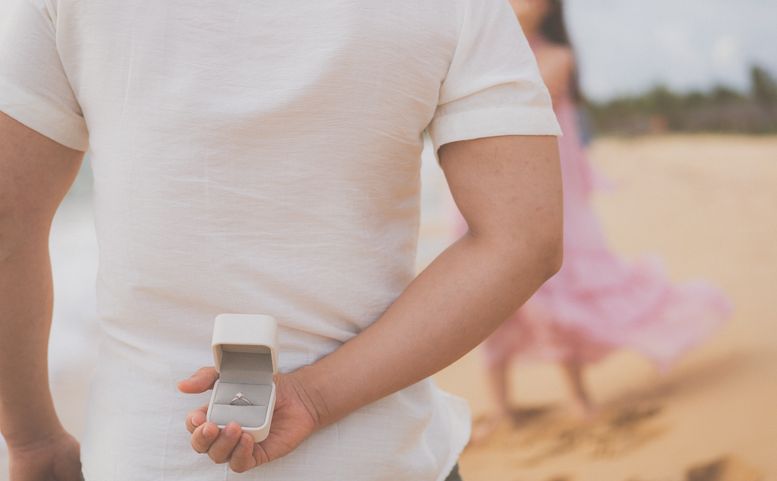 Online dating: starting a conversation on a niche platform