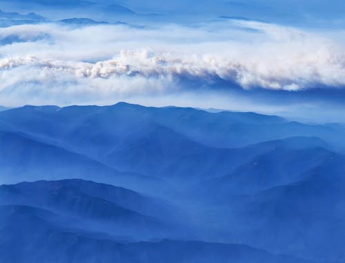 Foto profissional grátis de acima das nuvens, cadeia de montanhas, nuvem de tempestade