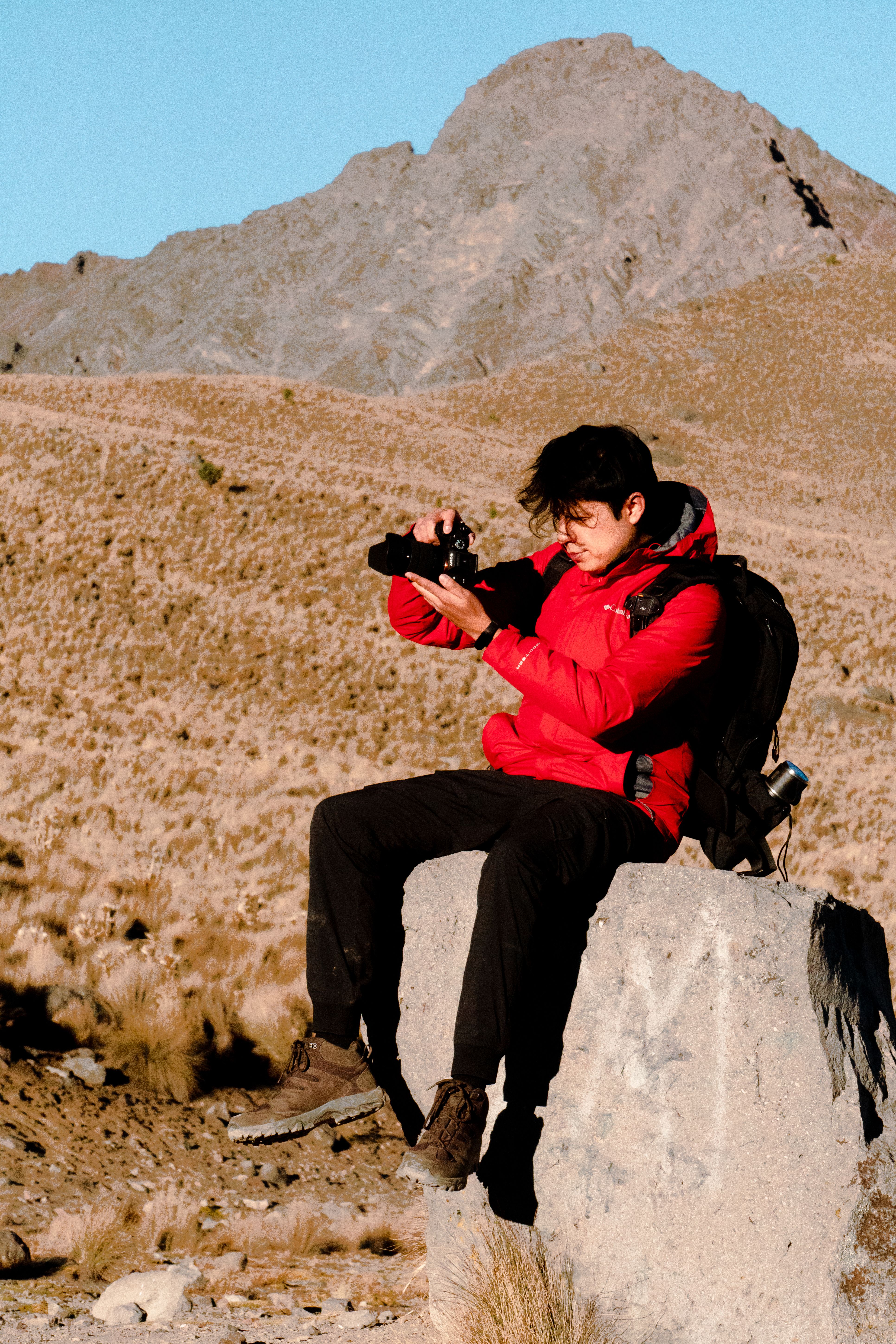 Photographer taking pictures in Toluca's mountainous landscape.