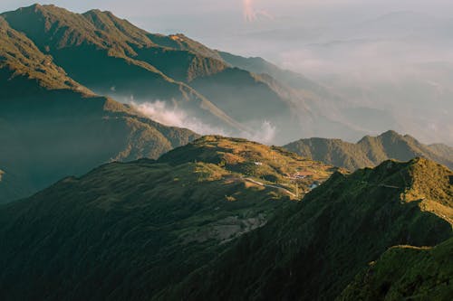 Immagine gratuita di catena montuosa, montagne, nebbia