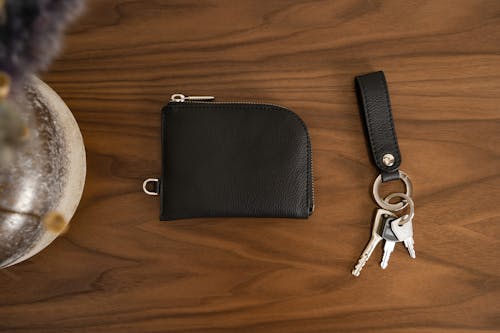 Bezpłatne Darmowe zdjęcie z galerii z czarny portfel, klawisze, pęk kluczy Zdjęcie z galerii