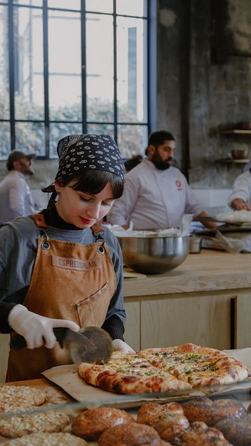 Fotos de stock gratuitas de cocina, cortando, mujer