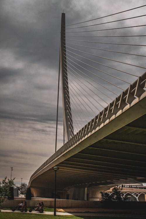 asma köprü, bulutlu, dikey atış içeren Ücretsiz stok fotoğraf