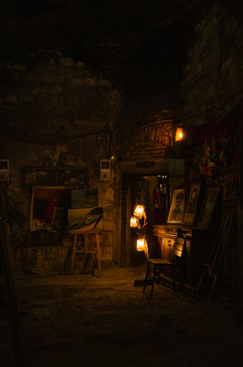 Free Dimly lit art studio with nostalgic vintage decor and warm ambiance. Stock Photo