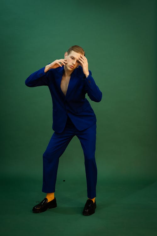 Immagine gratuita di abito blu navy, fotografia di moda, in piedi