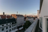 黄金时段的城市景观以欧洲建筑为特色，提供了清晰的城市视野