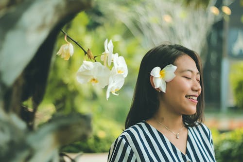 Kostnadsfri bild av asiatisk kvinna, blomma, kvinna