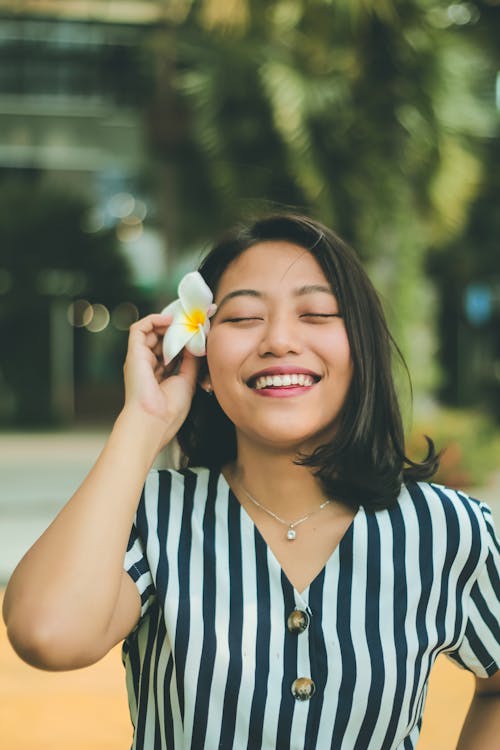 Kostnadsfri bild av asiatisk kvinna, blomma, håller