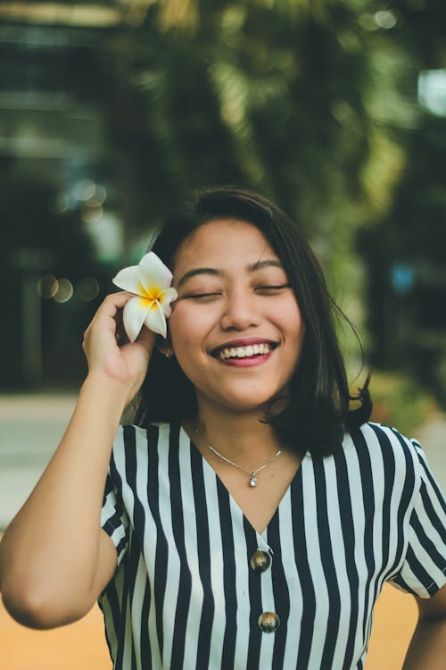 Kostnadsfri bild av asiatisk kvinna, blomma, kvinna