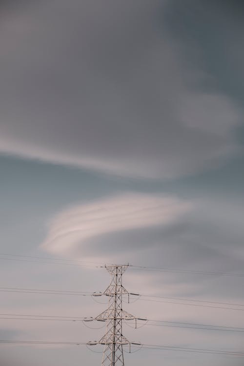 Fotobanka s bezplatnými fotkami na tému elektrická energia, elektrické vedenia, mraky