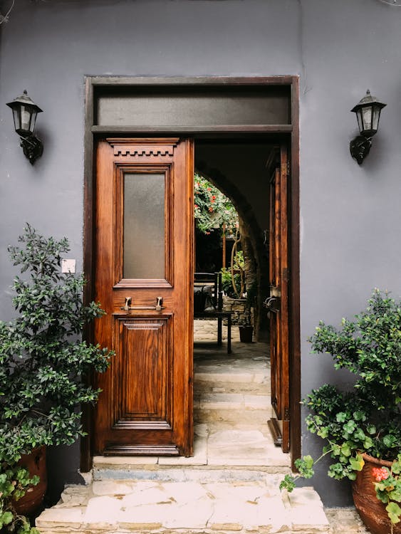 Открытая коричневая деревянная французская дверь