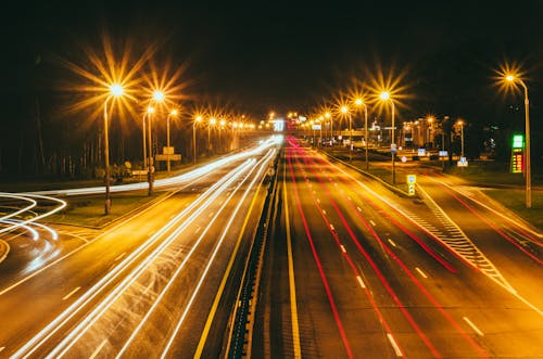 araba farları, aydınlatılmış, çevre yolu içeren Ücretsiz stok fotoğraf