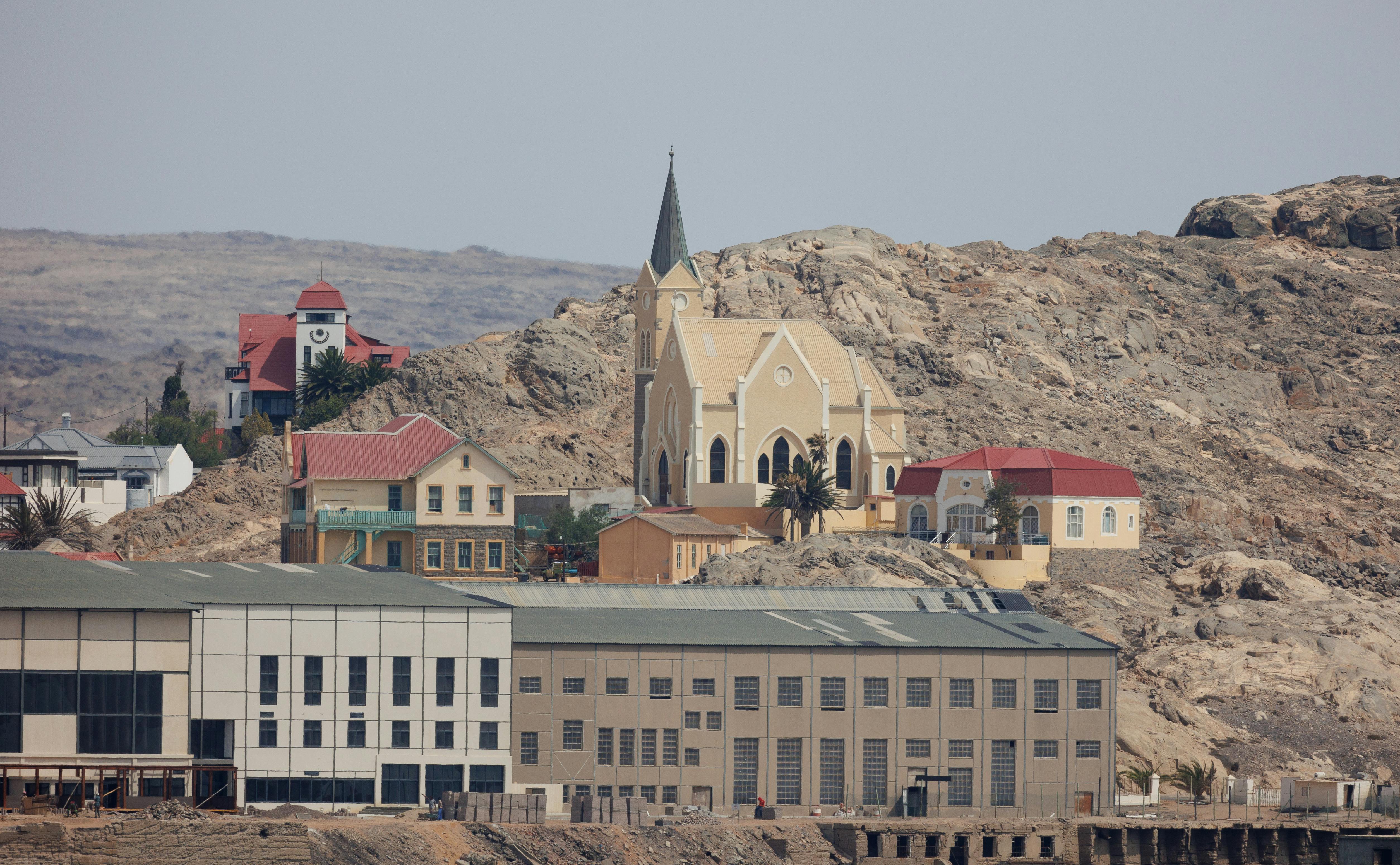 Architecture coloniale allemande distinctive à Lüderitz, illustrant le patrimoine historique de la ville.