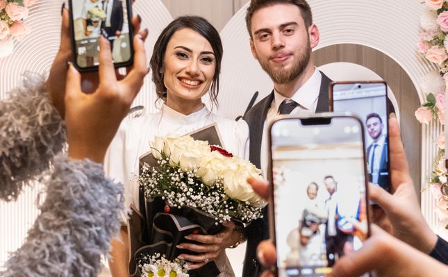 Online dating: starting a conversation on a niche platform