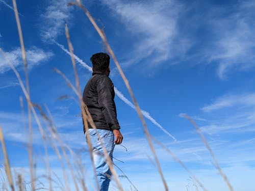 Foto profissional grátis de alon boy, garoto, menino vendo um céu