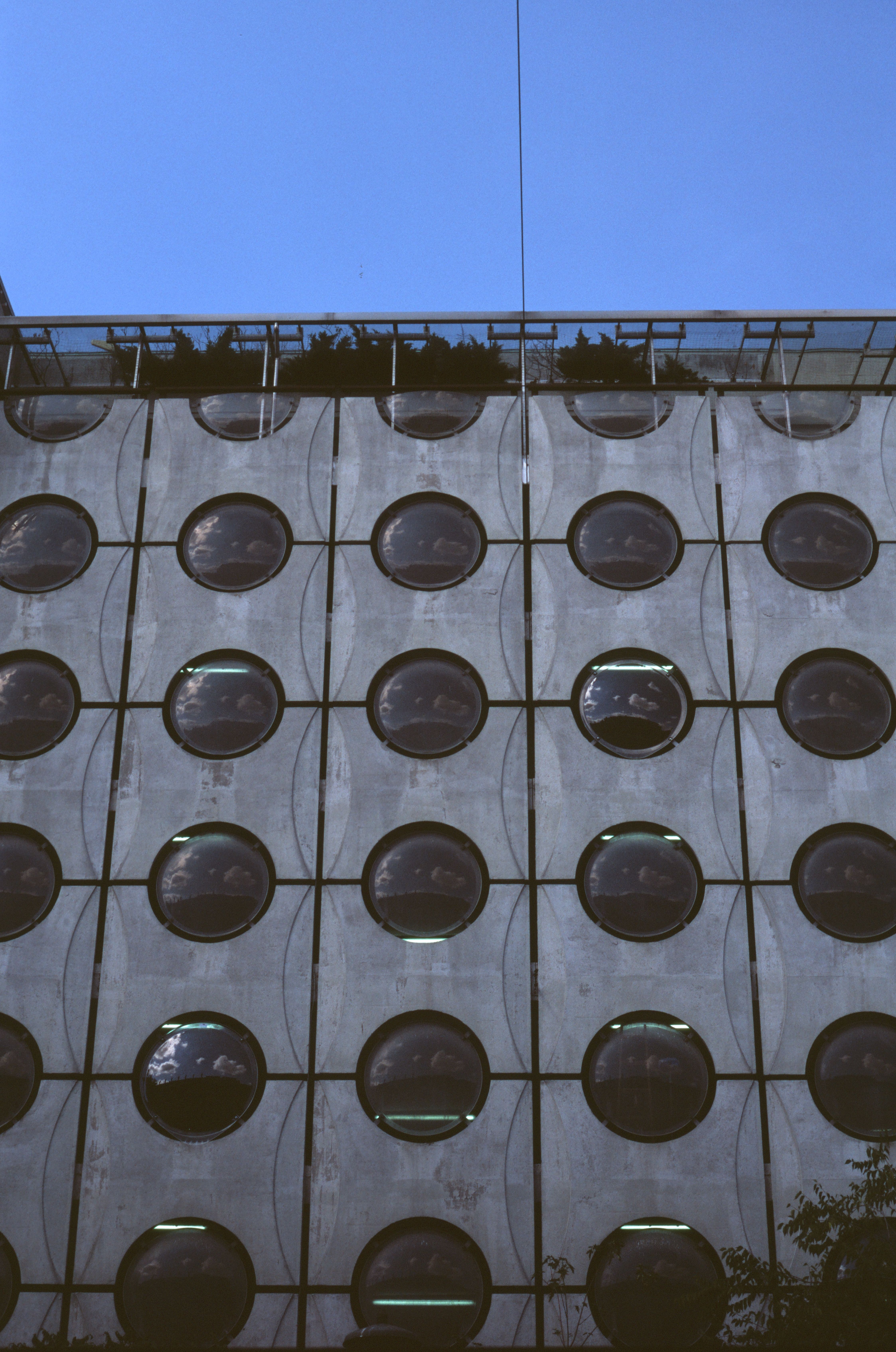 Building with Round Windows · Free Stock Photo