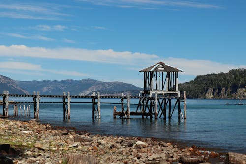 Foto profissional grátis de água, barracão, cais