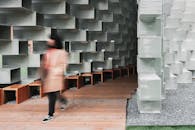 一个模糊的身影在多伦多的现代建筑装置间走过