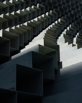 现代抽象建筑设计以几何立方体和线条为特色，并善于捕捉戏剧性的光线